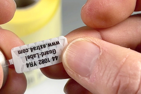 Triangel-Muster als Manipulationsbeweis Einmal geöffnet, lässt sich der Muster-Effekt selbst durch exaktes Repositionieren der Etikettenflächen nicht revidieren